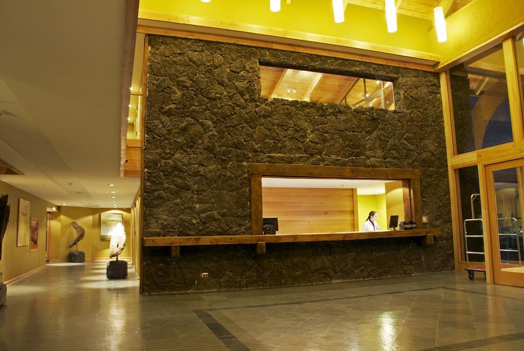 Wyndham Puerto Varas Pettra Eksteriør bilde The reception area at the hotel