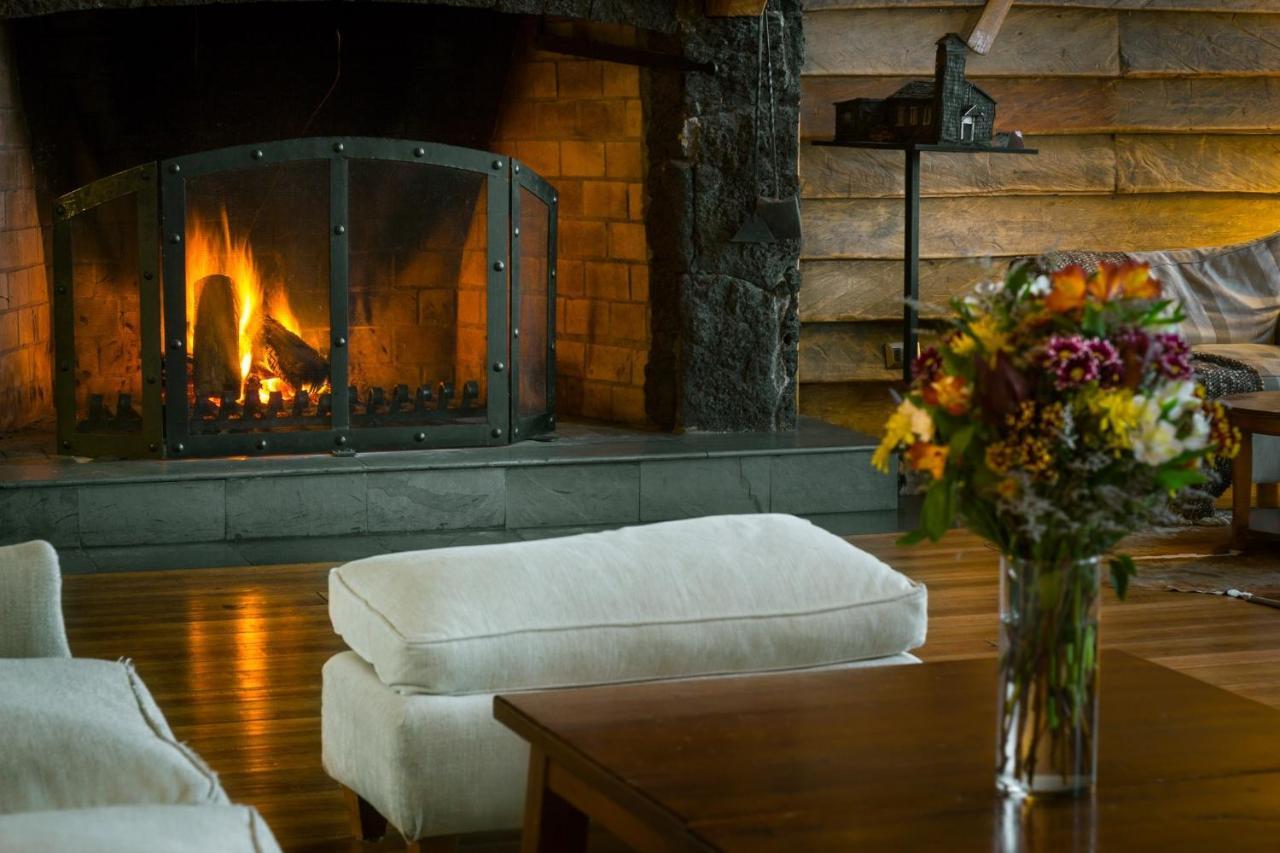Wyndham Puerto Varas Pettra Eksteriør bilde The fireplace at the Lodge at Blue Hill