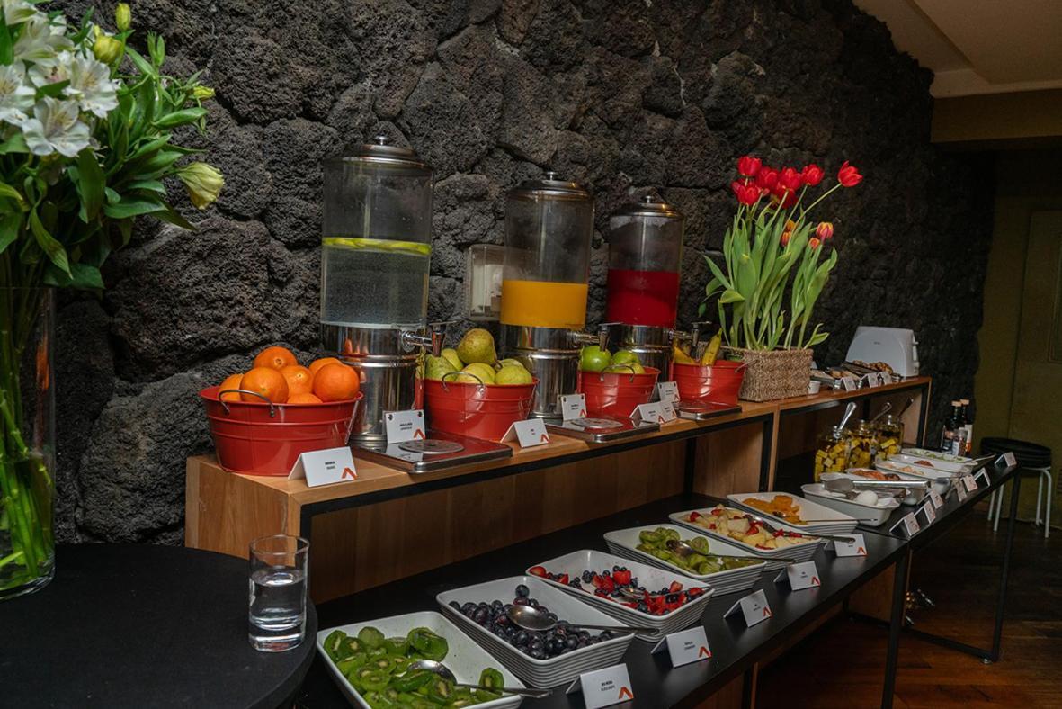 Wyndham Puerto Varas Pettra Eksteriør bilde A buffet at a hotel