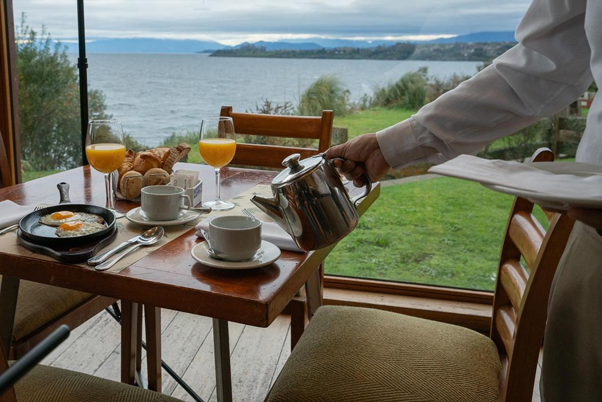 Wyndham Puerto Varas Pettra Eksteriør bilde A waiter serving tea at a hotel