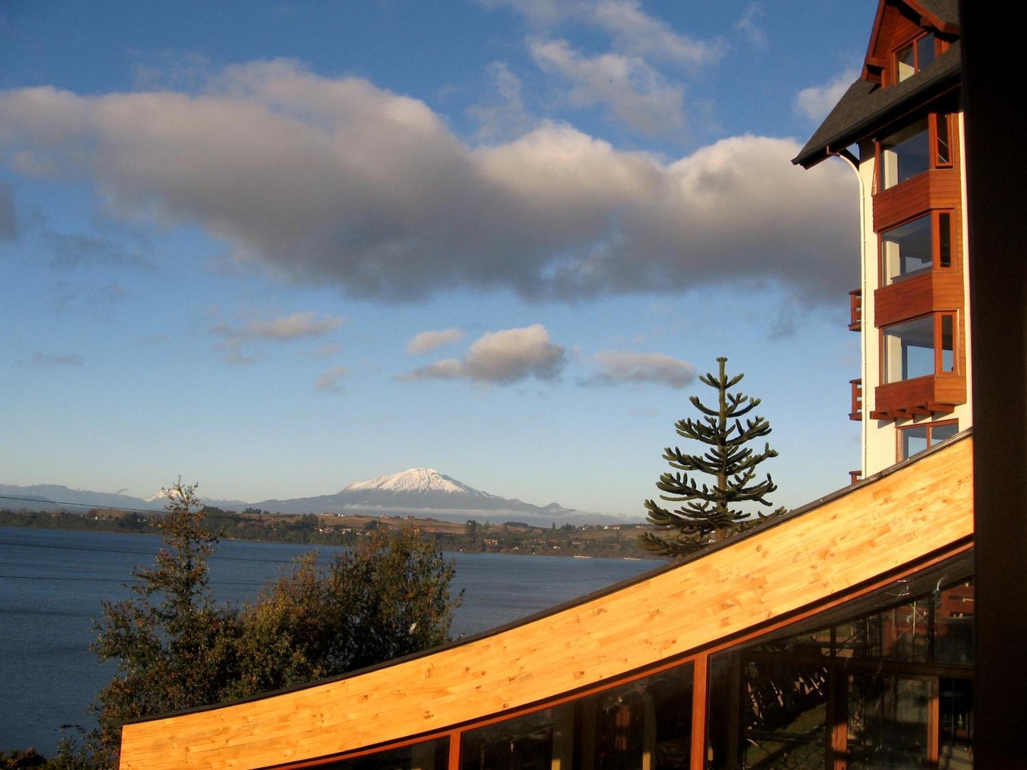 Wyndham Puerto Varas Pettra Eksteriør bilde View of Mount Rainier from the home of a resident of the community
