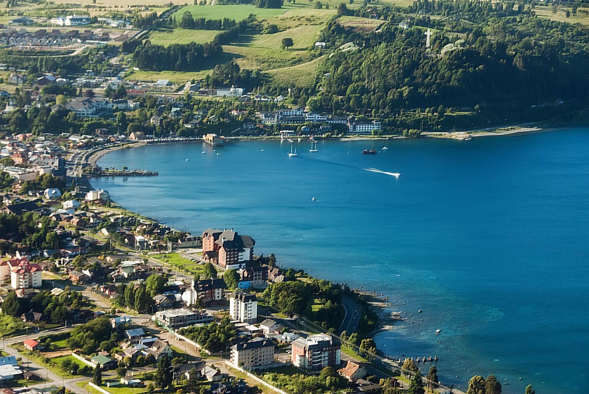 Wyndham Puerto Varas Pettra Eksteriør bilde Aerial view of the town