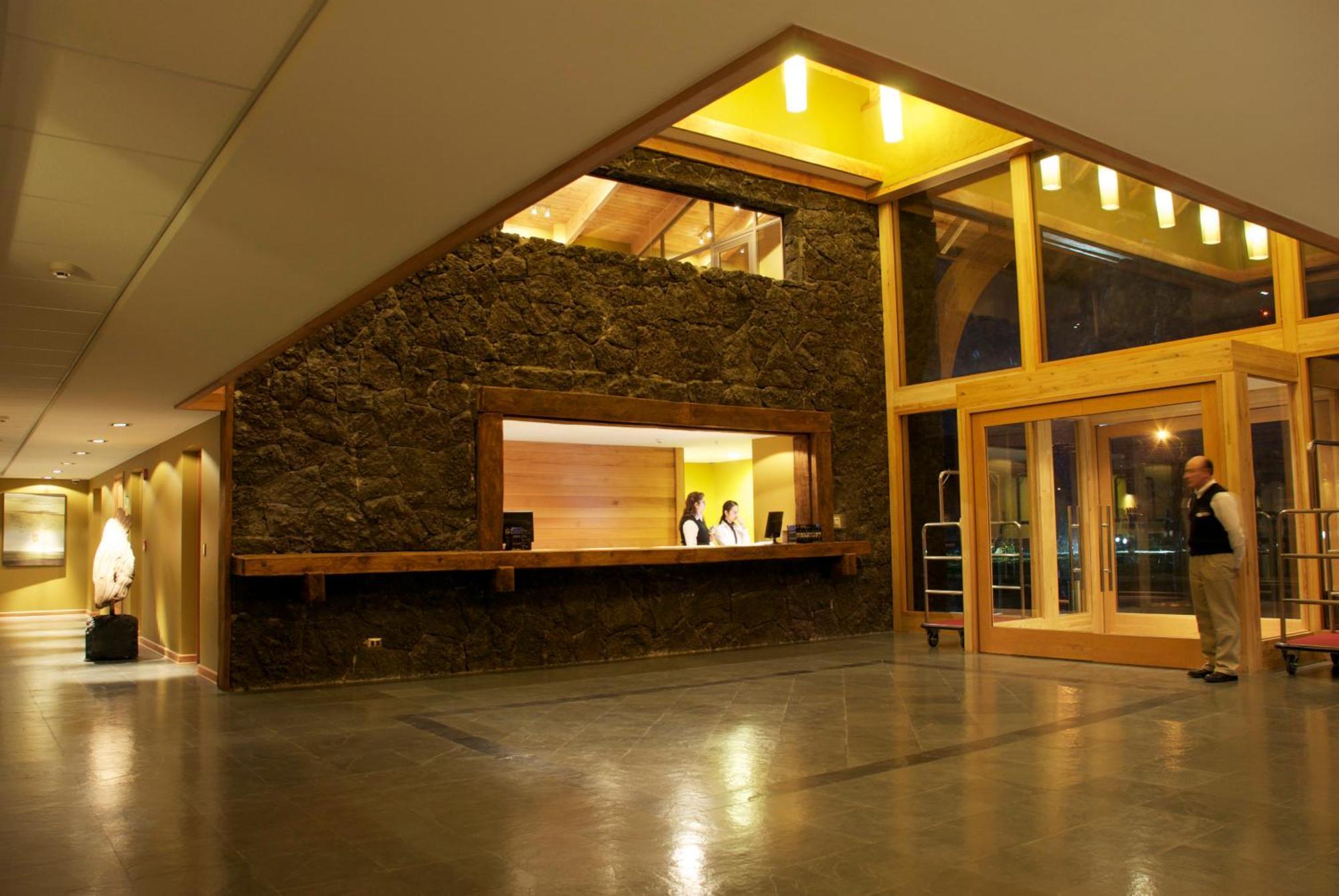 Wyndham Puerto Varas Pettra Eksteriør bilde The lobby of the hotel