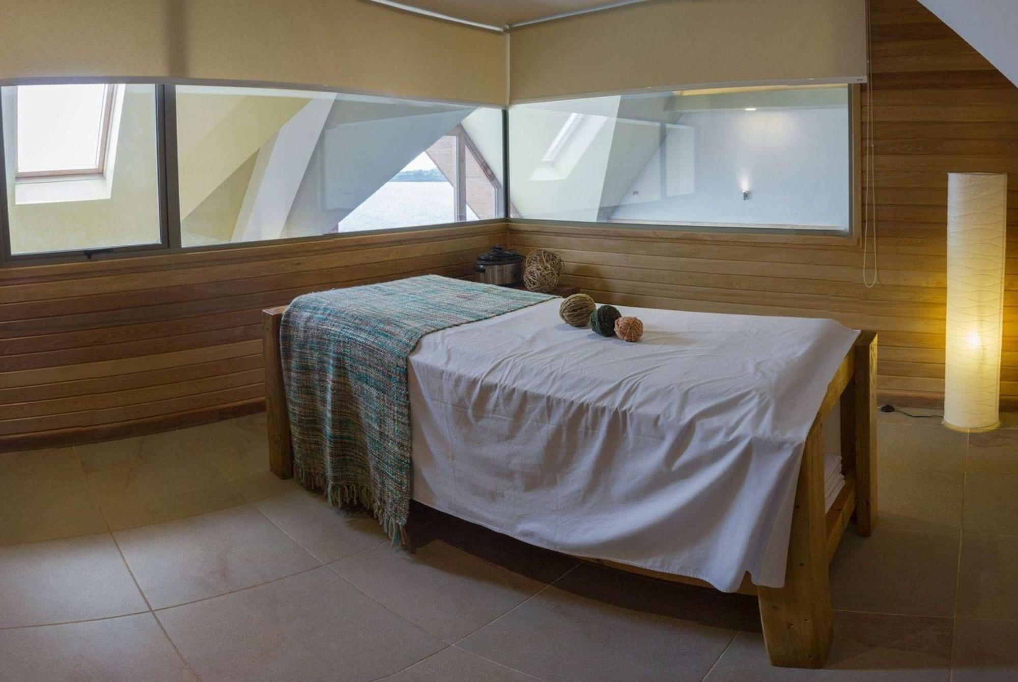 Wyndham Puerto Varas Pettra Eksteriør bilde A massage bed