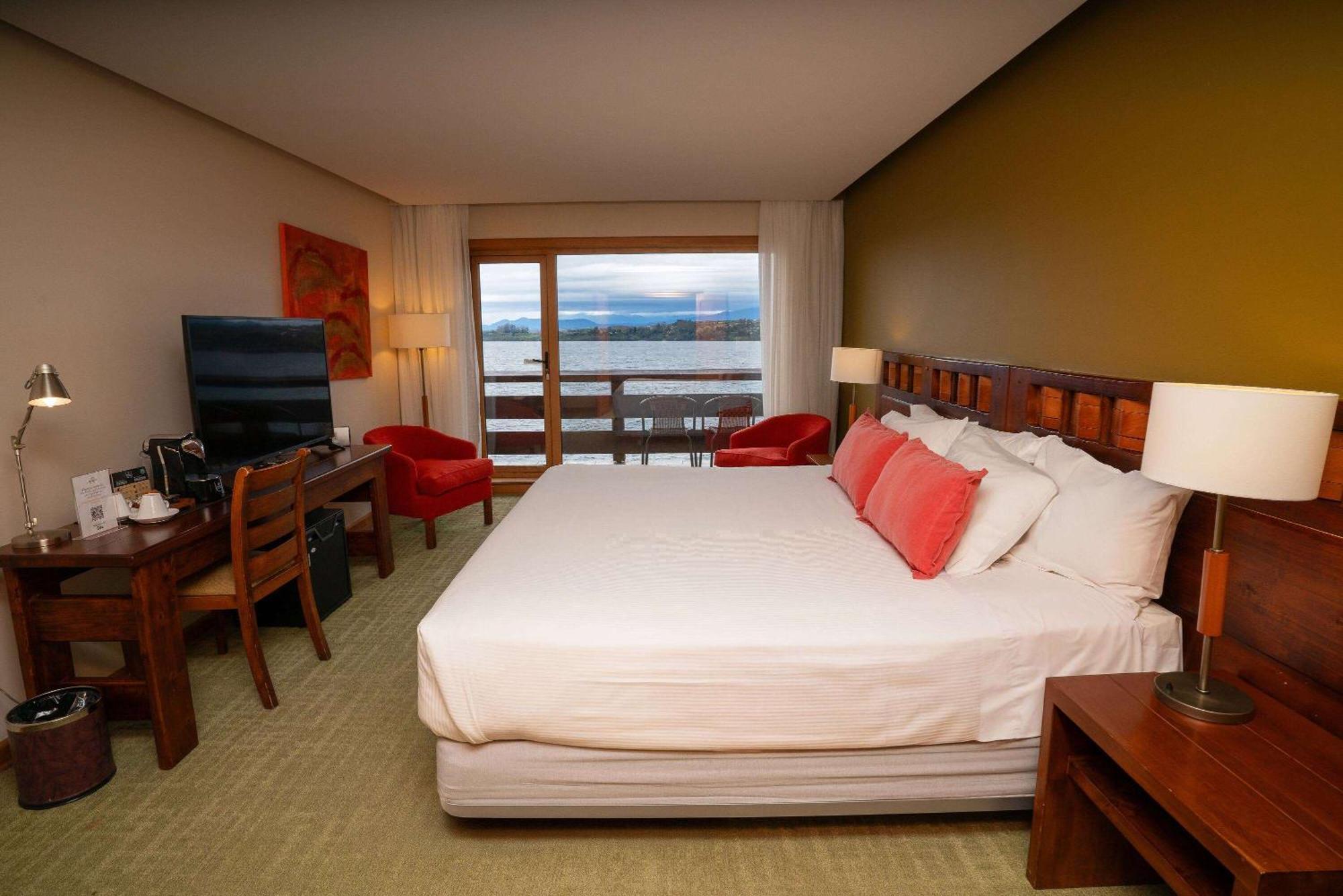 Wyndham Puerto Varas Pettra Eksteriør bilde A room at the hotel