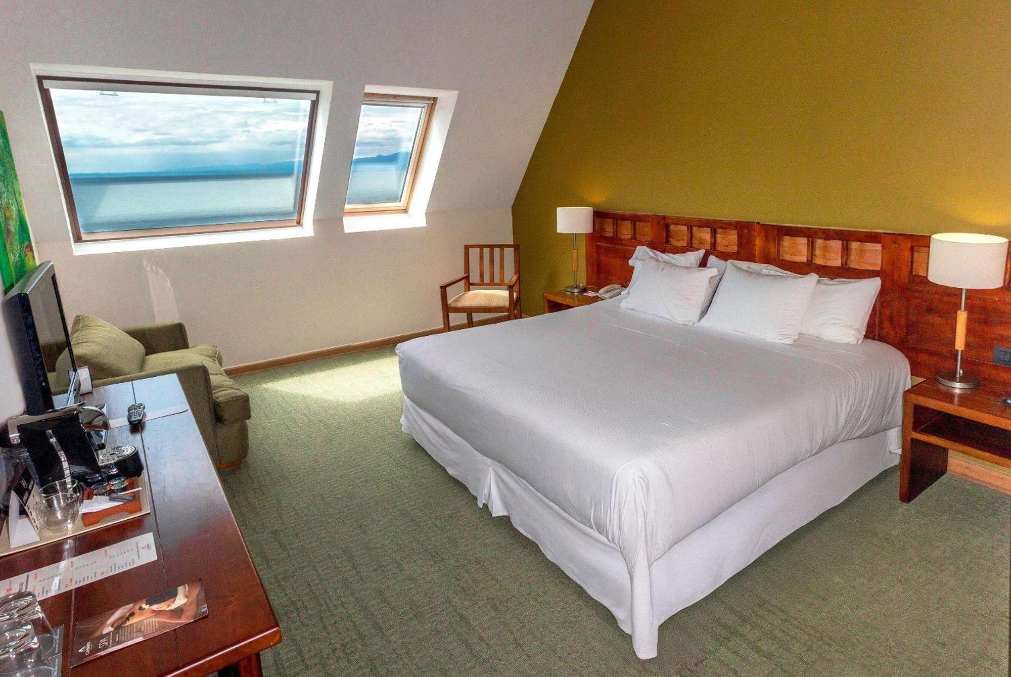 Wyndham Puerto Varas Pettra Eksteriør bilde A room at the Hotel El Emporio