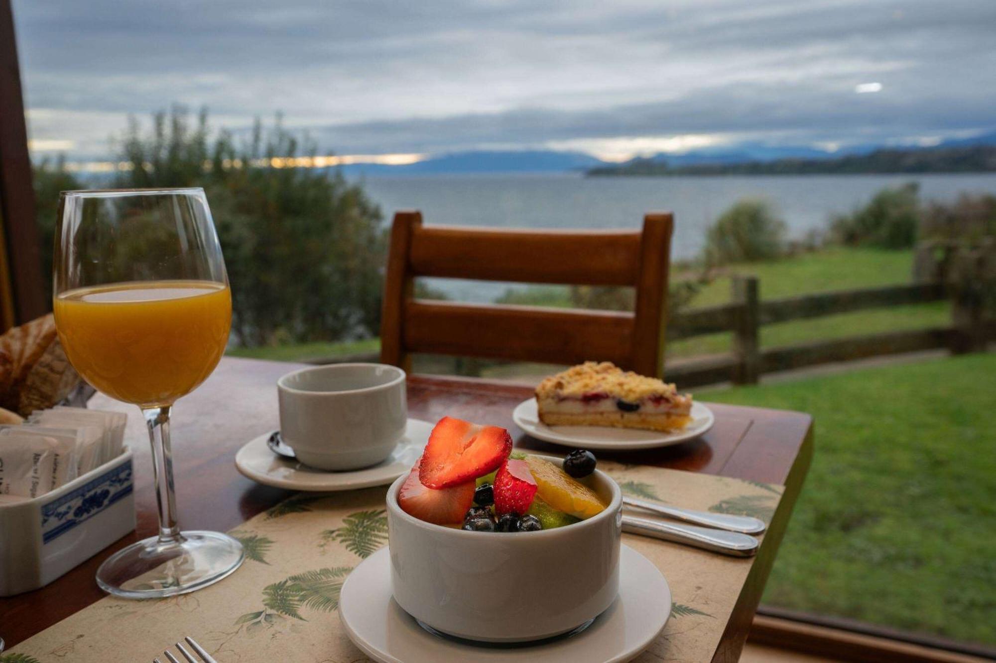 Wyndham Puerto Varas Pettra Eksteriør bilde Breakfast at the Lake House