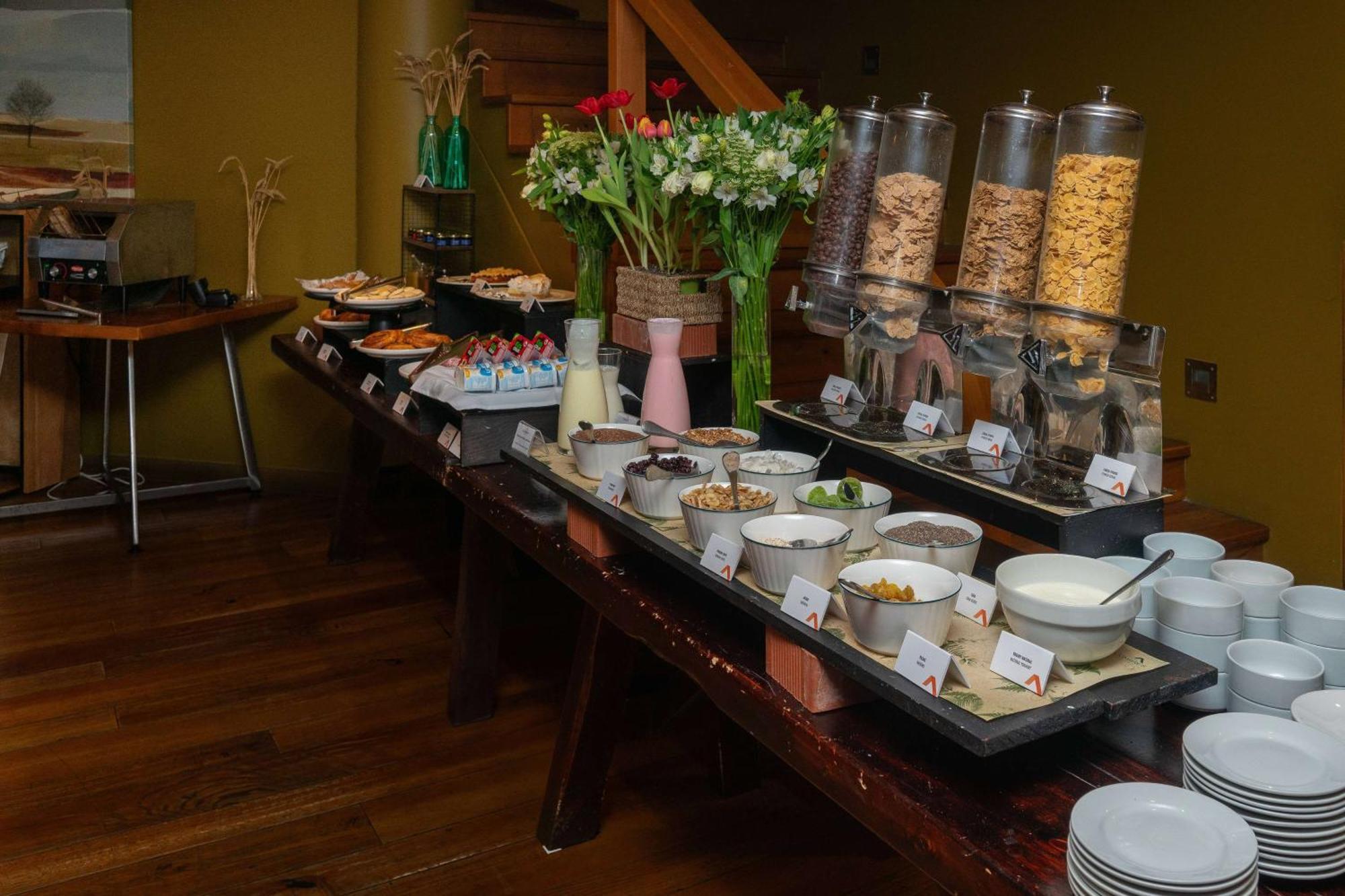 Wyndham Puerto Varas Pettra Eksteriør bilde A breakfast buffet