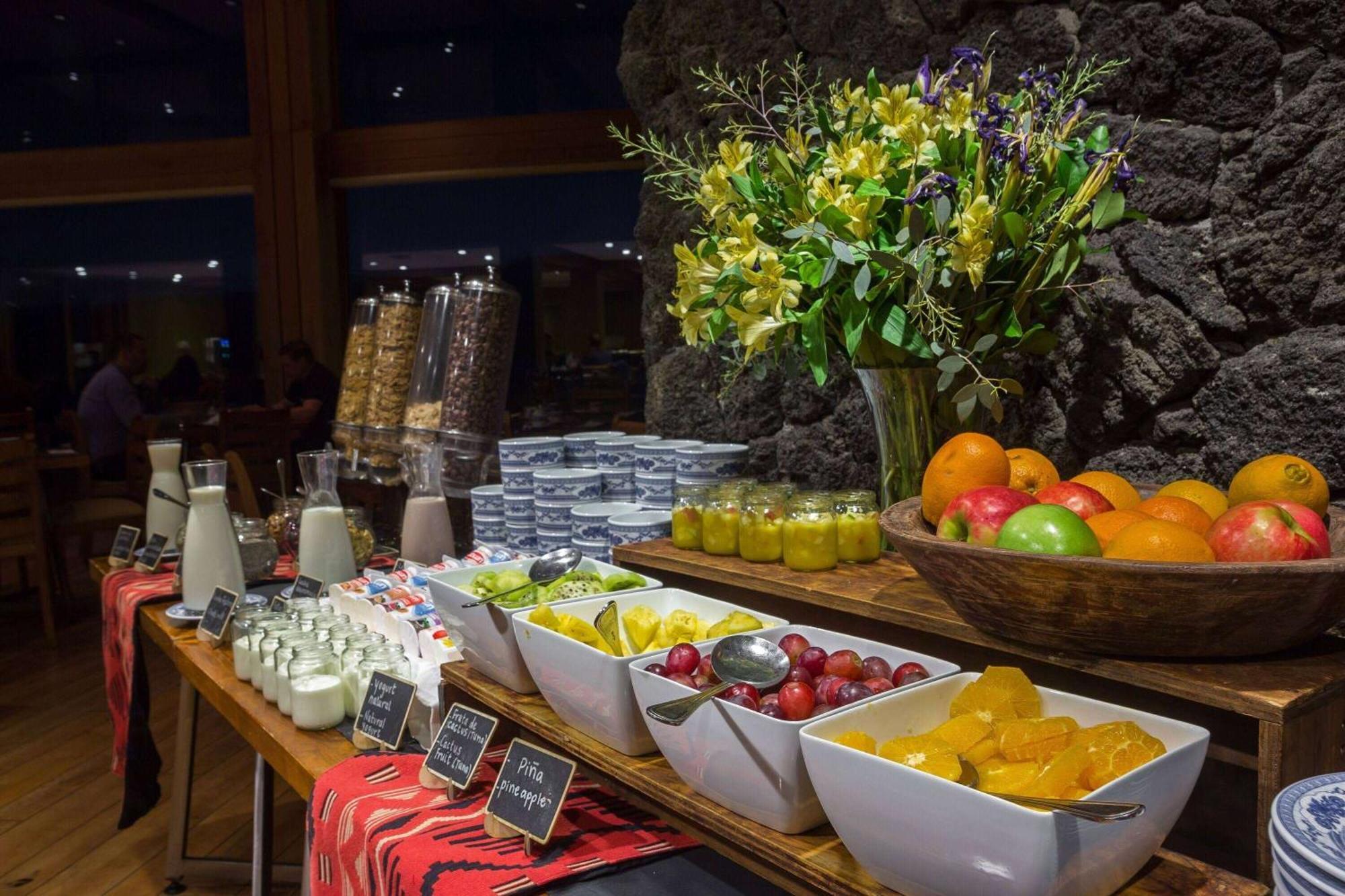 Wyndham Puerto Varas Pettra Eksteriør bilde A breakfast buffet