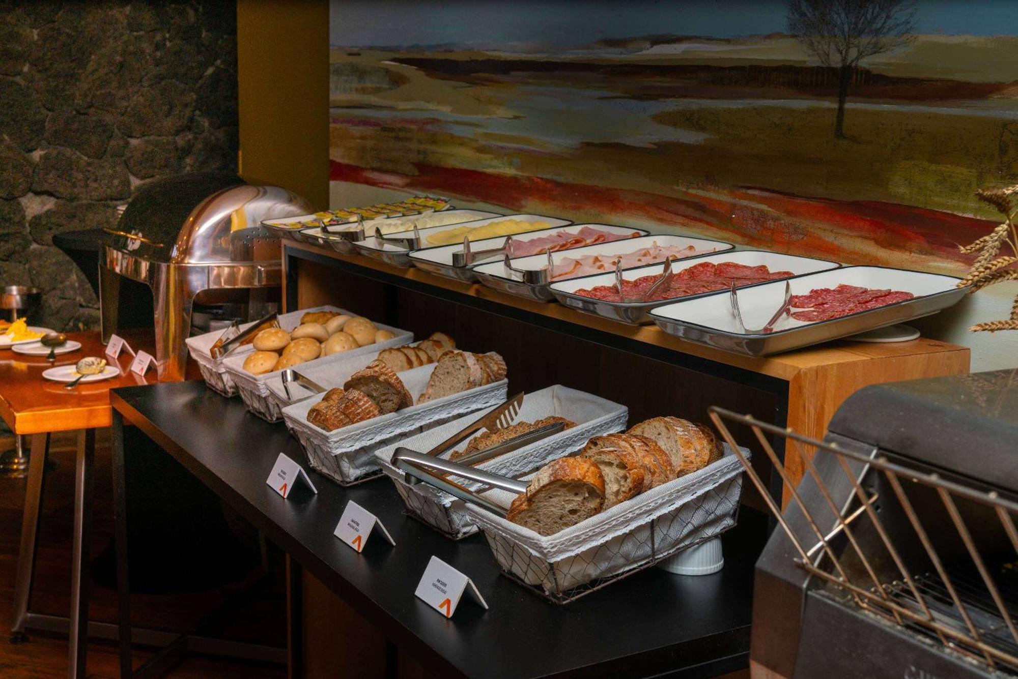 Wyndham Puerto Varas Pettra Eksteriør bilde A buffet at a hotel