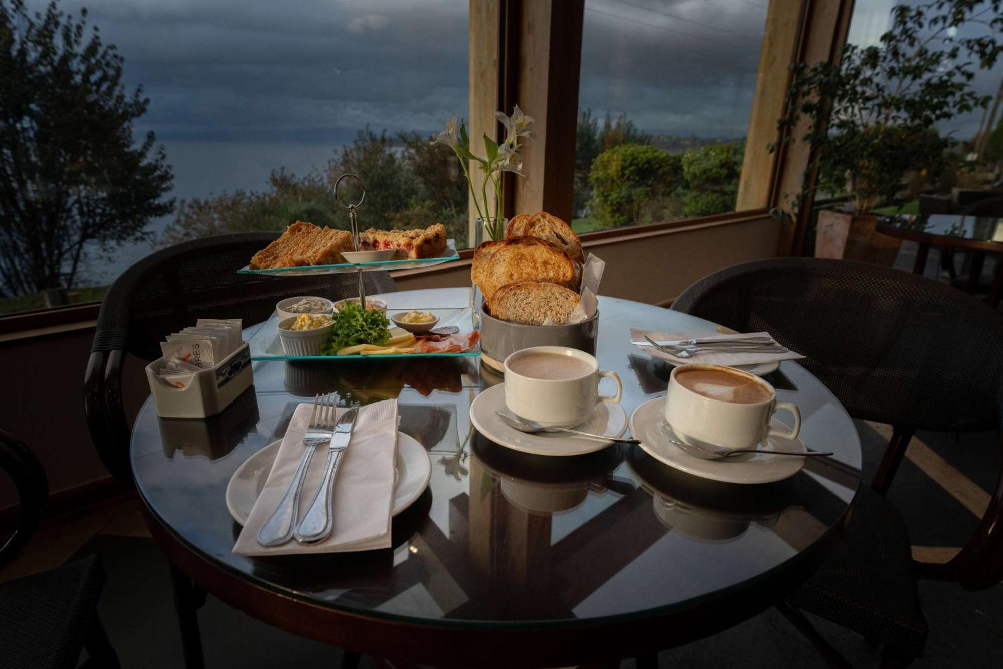Wyndham Puerto Varas Pettra Eksteriør bilde Afternoon tea at the hotel
