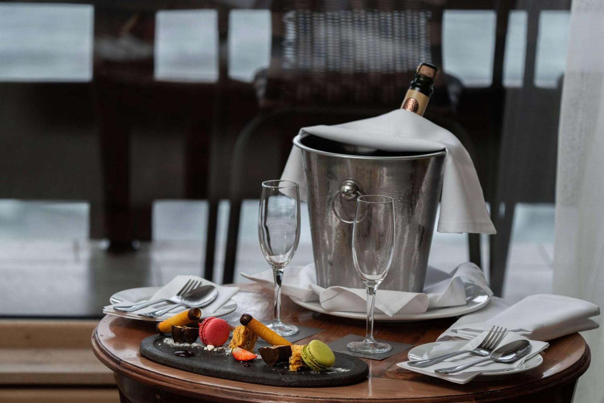 Wyndham Puerto Varas Pettra Eksteriør bilde Champagne bucket