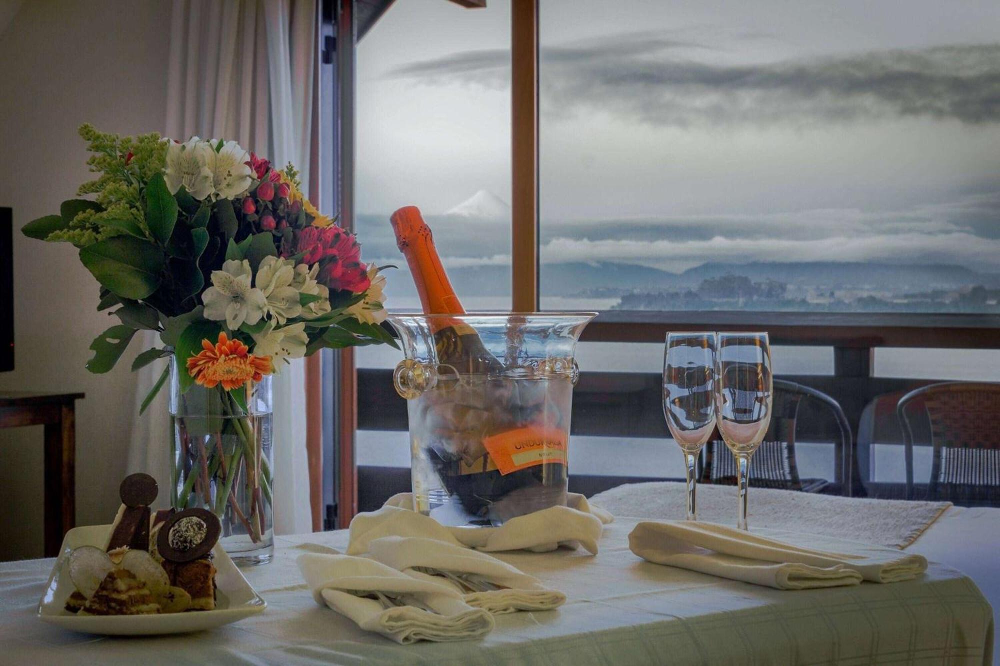 Wyndham Puerto Varas Pettra Eksteriør bilde A bottle of champagne in a cooler
