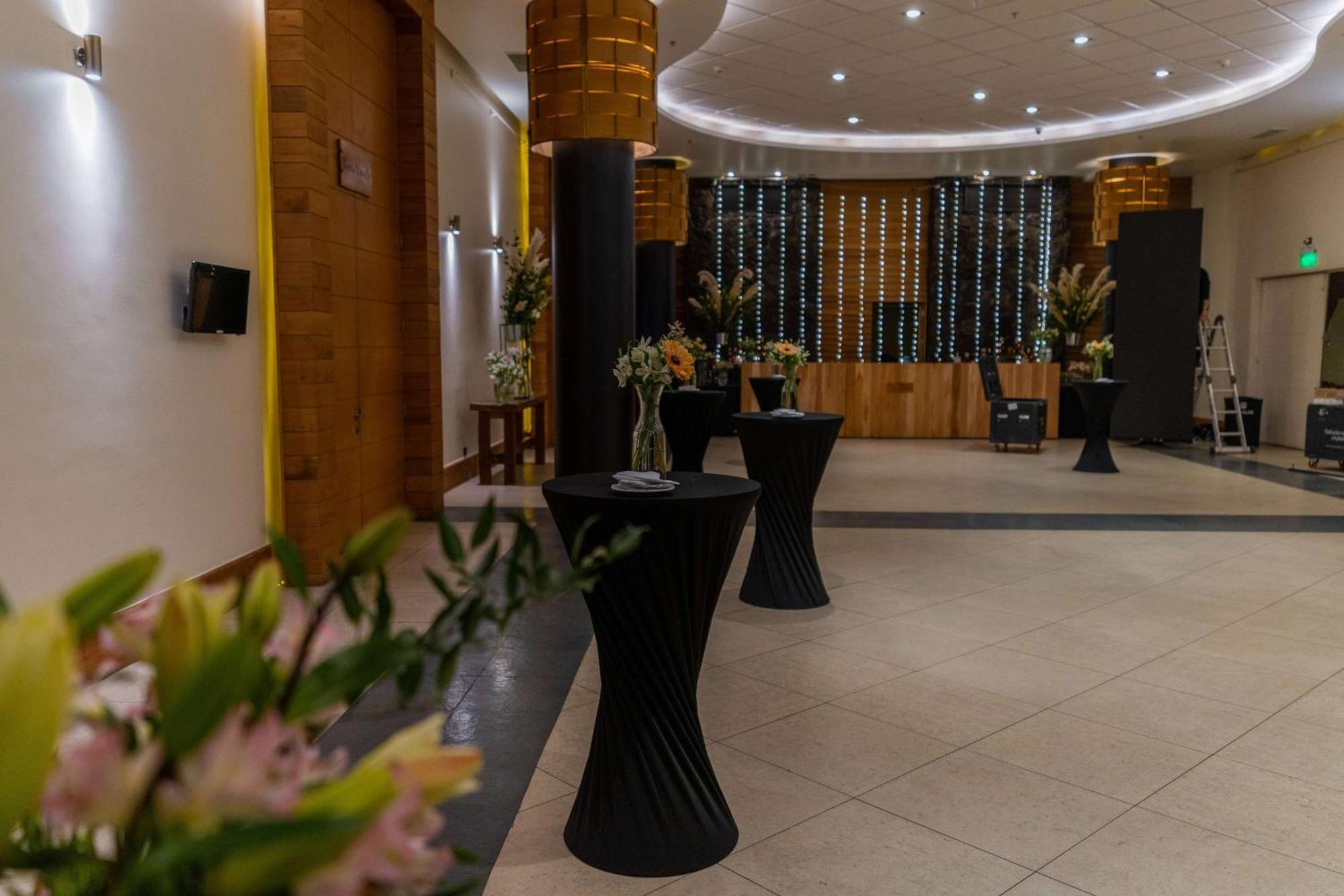Wyndham Puerto Varas Pettra Eksteriør bilde The foyer of the main auditorium
